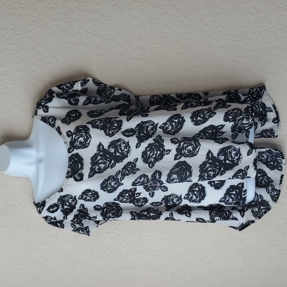 Torrid sz 0 white open back top with black roses - Picture 1 of 12